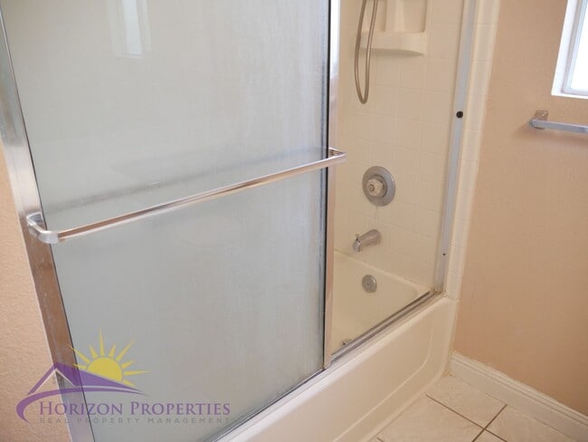 Building Photo - Open 3 Bed 2.5 Bath 1,959 Sq. Ft. Antelope Home