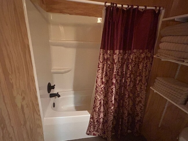 Building Photo - FULLY FURNISHED ONE BEDROOM APARTMENT