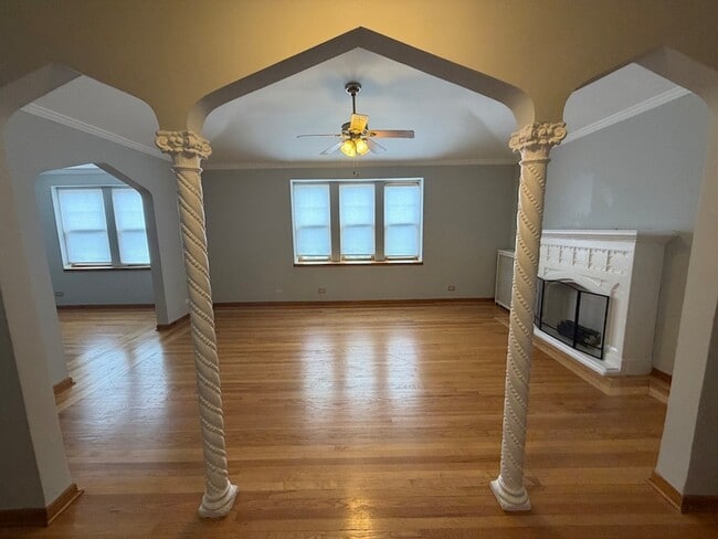Building Photo - 10913 S Longwood Dr