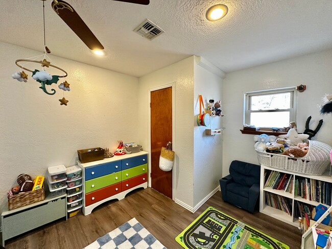 Building Photo - Rustic Charm