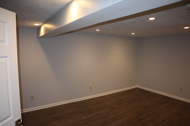 Building Photo - 4963 Singleton Dr
