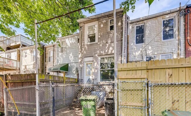 Building Photo - Charming 3 Bedroom/2.5 Bathroom Townhome with Finished Basement in Canton, MD!