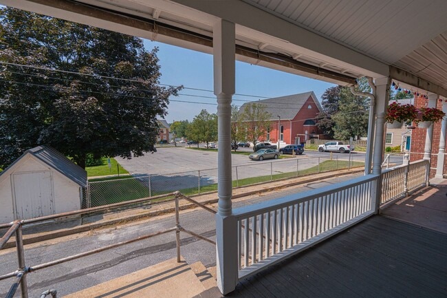 Building Photo - UPDATED FOUR BEDROOM/1.5 BATH TOWNHOME