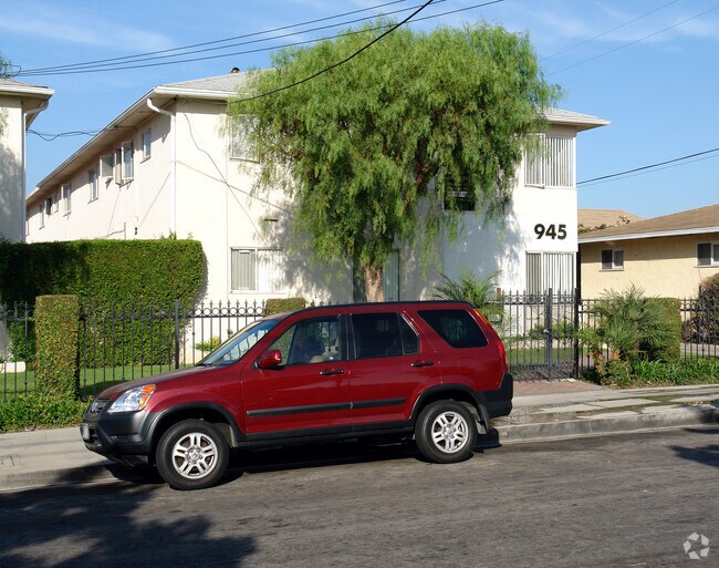Building Photo - 945 N Cedar St