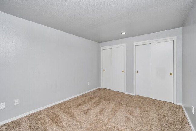 Building Photo - Large 2 bed 1.5bath townhouse