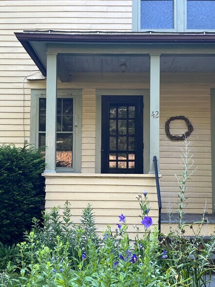 Building Photo - 42 Grove Ave