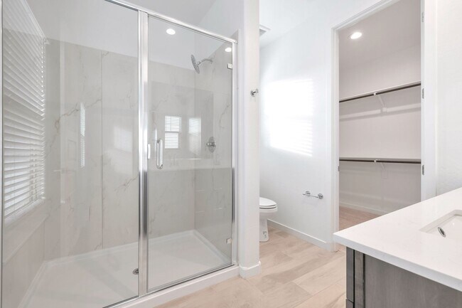 Building Photo - Like new Luxurious Modern townhome with 2 Master Suits in Warner Meadows!