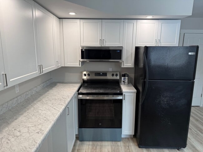 Building Photo - Elizabeth - 321/323