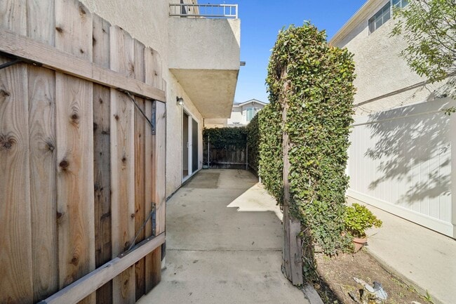 Building Photo - 221 Cabrillo St