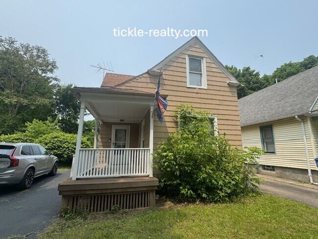 Building Photo - Cute 1 Bedroom W/ Den Cottage in the Swill...