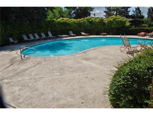 Enjoy the swimming pool and the club house - 12743 W 110th Ter