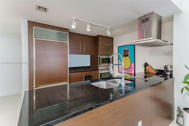 Building Photo - 495 Brickell Ave