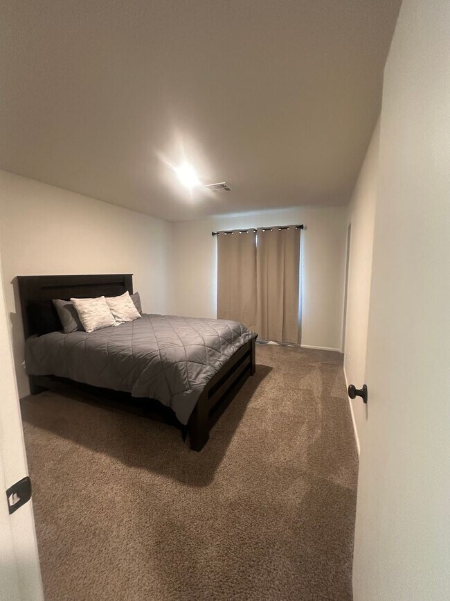 Building Photo - Fully furnished 3 bed 2 bath