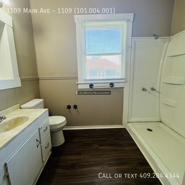 Building Photo - 1109 Main Ave