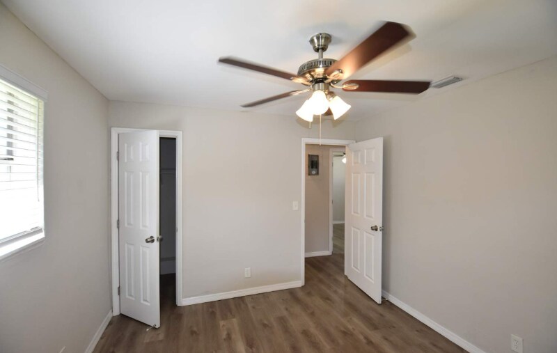 Building Photo - 410 NE 171st Terrace