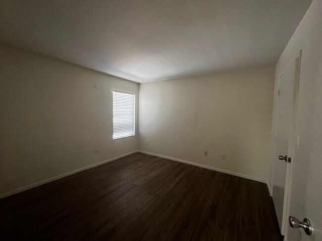 Building Photo - Beautiful Condo with Dual Master Bedrooms ...
