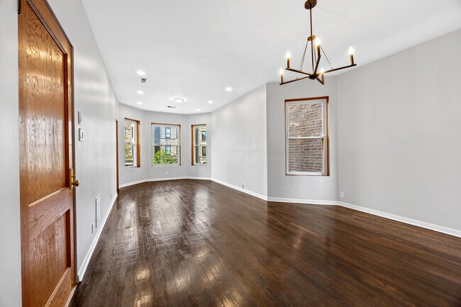 Building Photo - 915 W Newport Ave