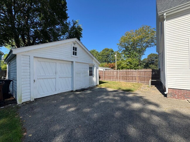 Building Photo - Spacious 4-Bedroom Townhouse with Garage &...