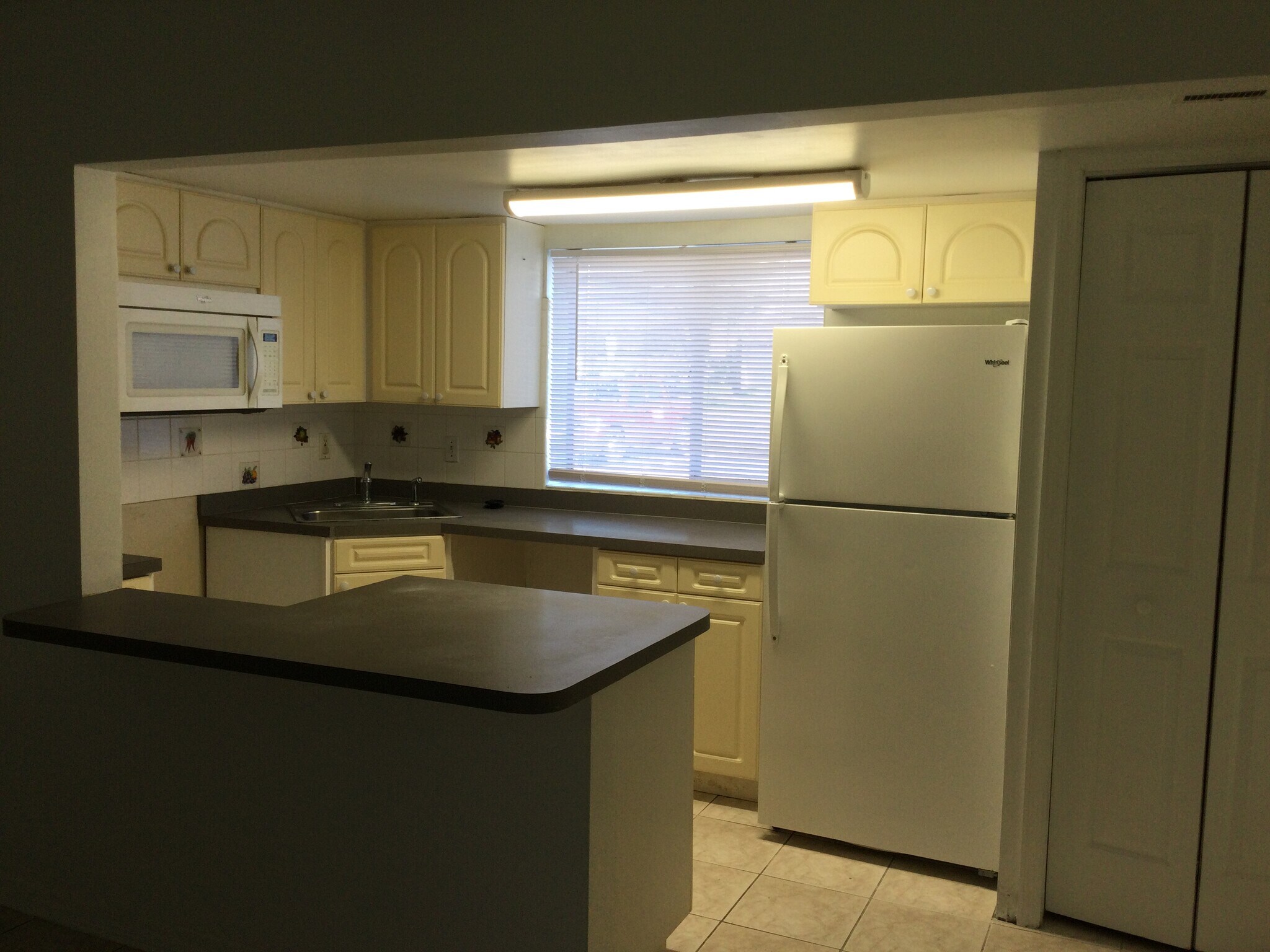 Kitchen - 8610 Huron Ct