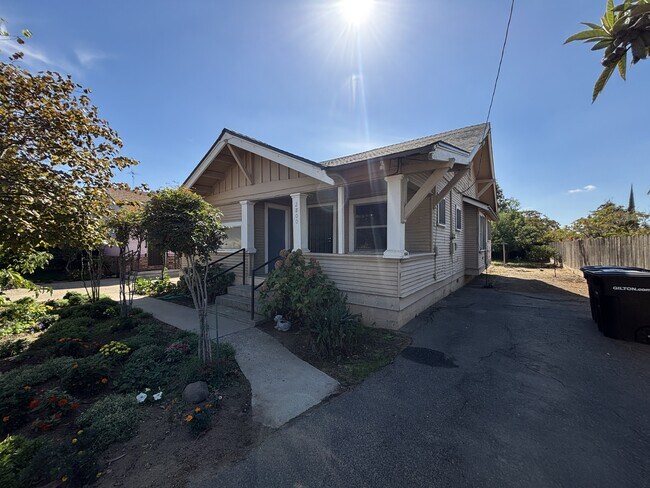 Primary Photo - 2800 Ross Ave