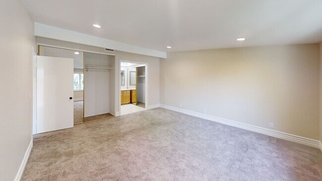 Building Photo - Gorgeous 3bd/2.5 bath in East Bluff!