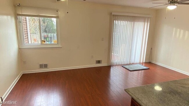 Building Photo - 3 br, 2.5 bath House - B7 Lincoln Ln