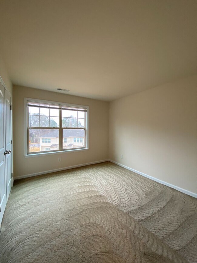 Building Photo - Beautiful 3 bed, 2.5 bath end unit townhome close to Duke!