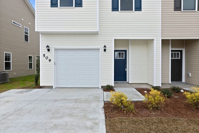 Building Photo - Stunning Townhome!
