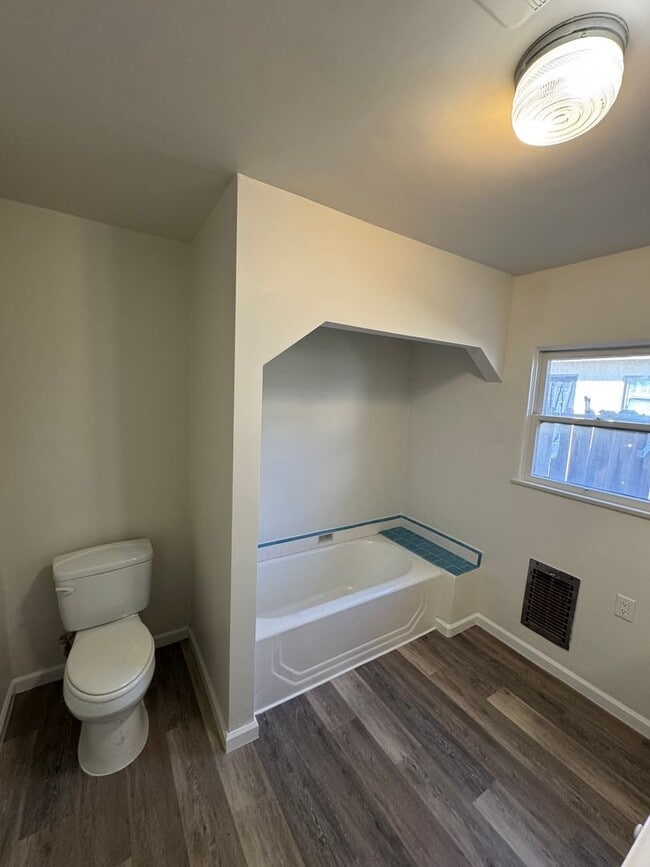 Building Photo - Old Town Charm