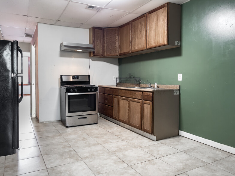 Building Photo - 2839 W 40th St