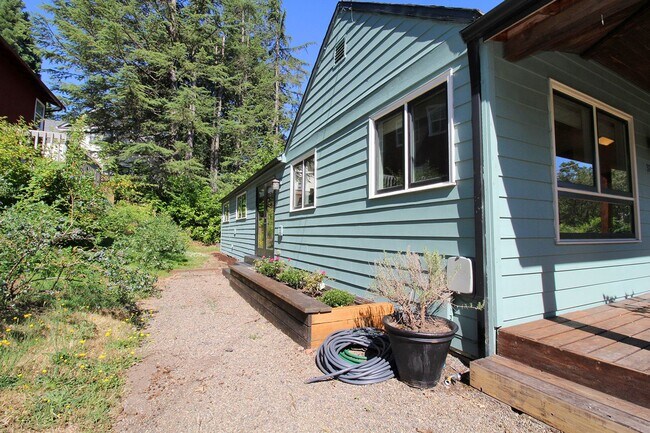 Building Photo - Beautifully Remodeled 2 Bedroom Collins Vi...