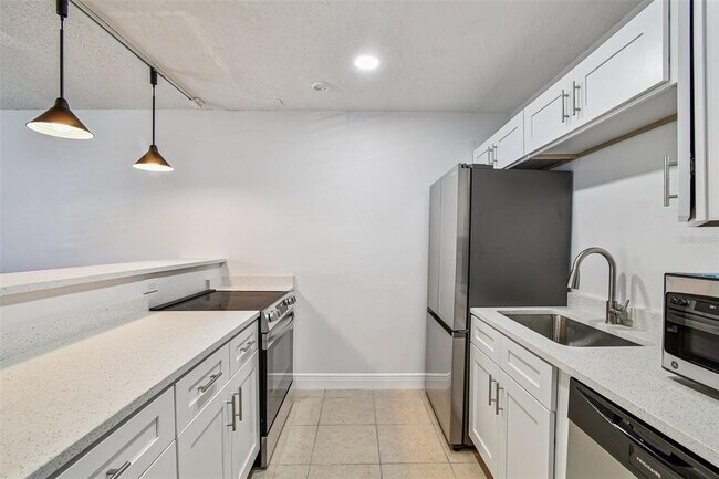 Building Photo - 9125 Tudor Dr