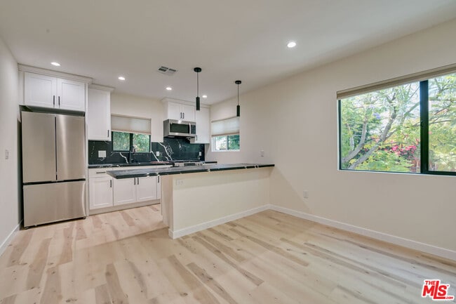 Building Photo - 843 Westbourne Dr