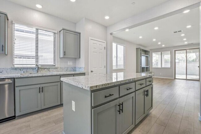 Building Photo - Beautiful Former Model Home For Rent! All the upgrades!