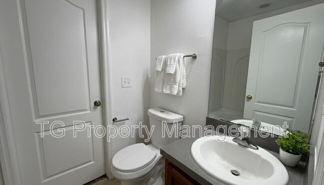 Building Photo - 10672 Academy Park Dr