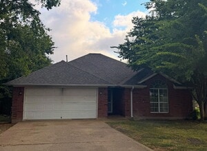 Building Photo - Great 3 bedroom situated next to Blinn College's parking lot!