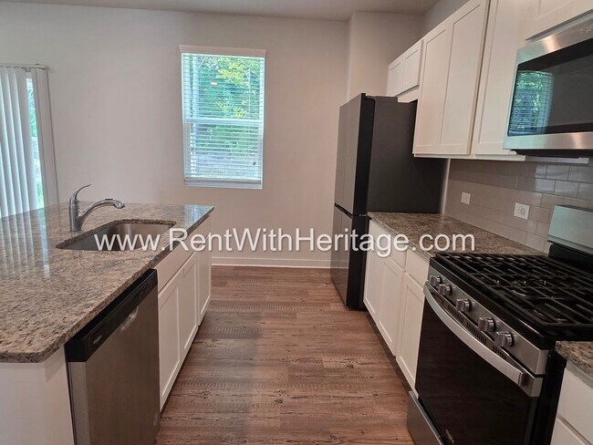 Building Photo - 8650 Paradise Dr