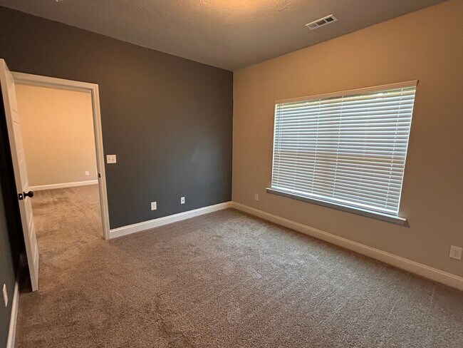 Building Photo - 204 Pebble Ln