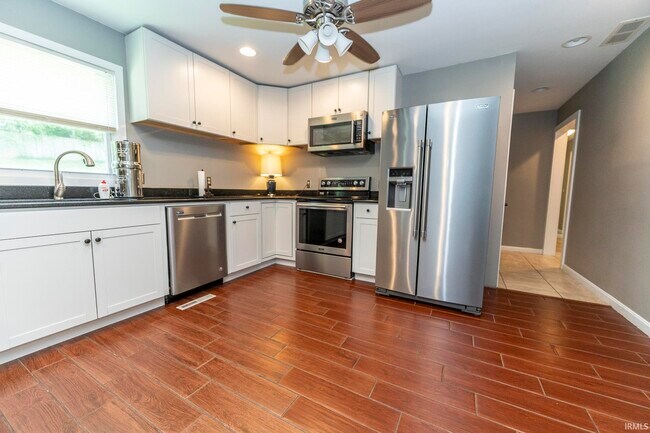 Building Photo - 7122 Woods Dr