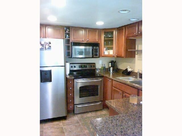 Building Photo - RB Luxury 2 Br Townhome 2 car spots Laundry $3190 TEXT 760-715-5861