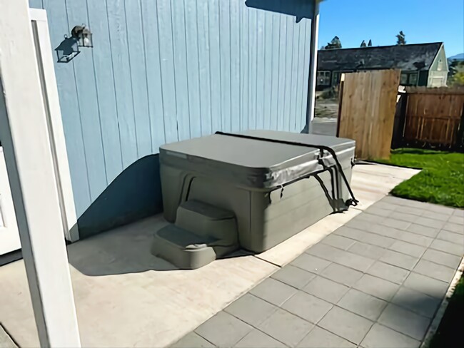 Building Photo - 1019 SW J St