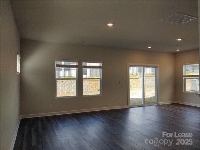 Building Photo - 326 Hyssop Ct