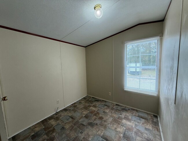 Building Photo - 3 bedroom, 2 bath Mobile Home