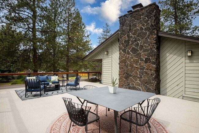 Building Photo - SW Bend Reverse-Living Home on .36 Acres | 5 Bedrooms | 3 Bathrooms