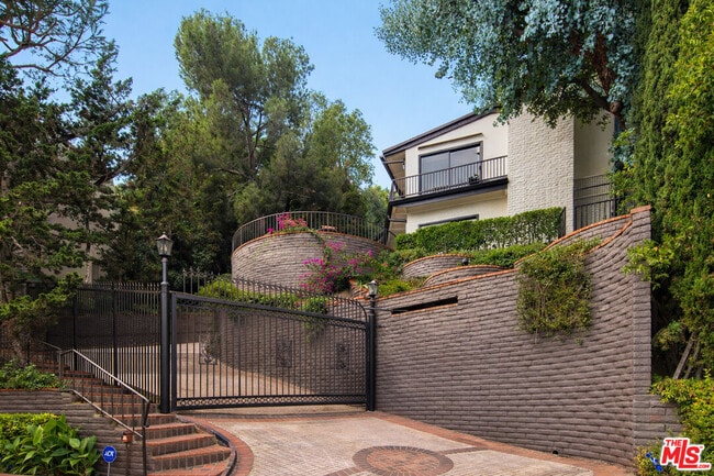 Building Photo - 9305 Beverlycrest Dr