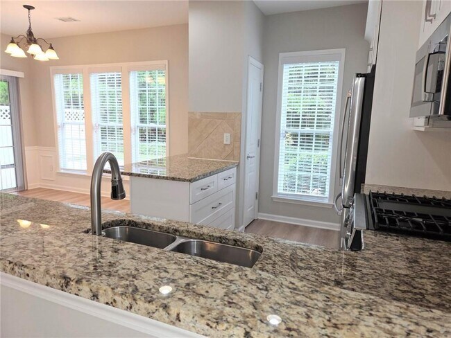 Building Photo - 6105 Longleaf Dr
