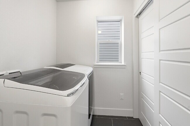 Building Photo - $2,645.95, 3 bed, 2.5 bath end unit located in Aurora with a washer and dryer.