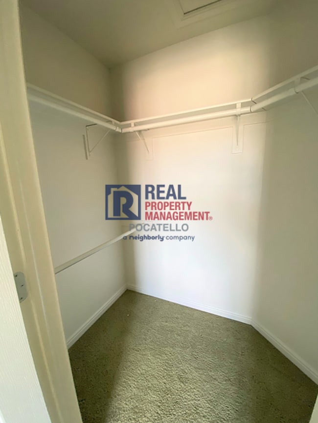 Building Photo - MOVE IN SPECIAL - 2 Bed 1.5 Bath Town Home - 1 Car garage