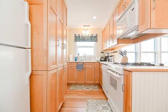 Building Photo - 37 Rocky Neck Ave