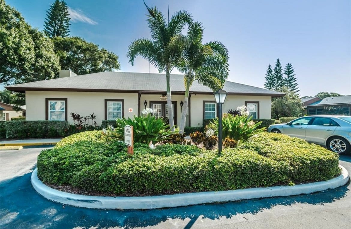 Building Photo - 4215 E Bay Dr